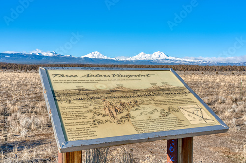 Φωτογραφία A sign at a viewpoint of the Three Sisters Mountain in Oregon
