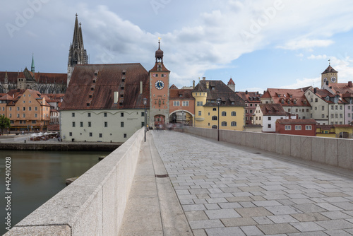 Blick auf der steinerne  Brücke Richtung Brückturm , Perspektive photo