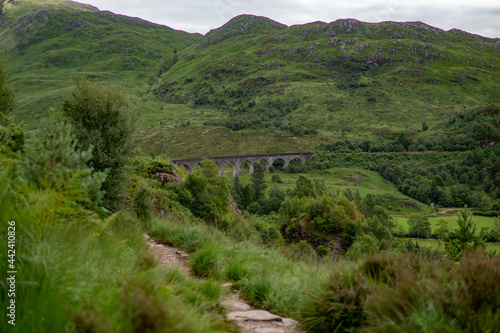 Glenfinnan Viadukt Brücke in Schottland hinter Wanderweg © Elias