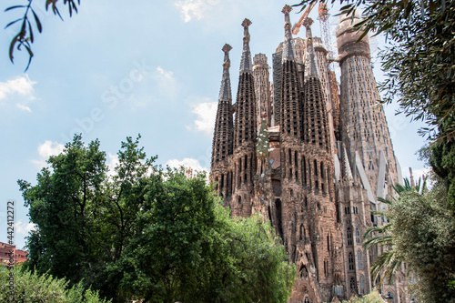 Iglesia de la Sagrada Familia en construcción en Barcelona, España. Sagrada Familia de Gaudí en un día soleado de verano