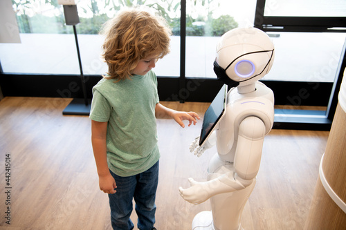 Foto robot provide assistance to child