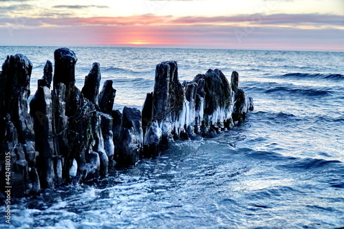Gefrohrenes eis an einer Ostsee Buhne