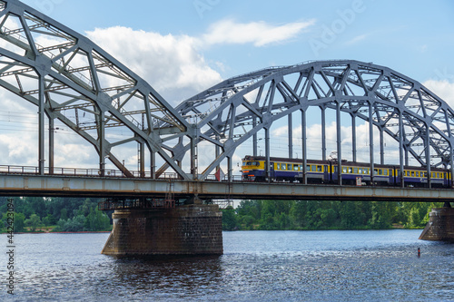 The train crosses an old railway bridge © Dairis