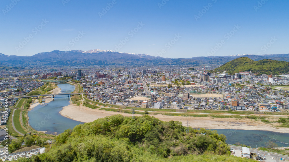 Fototapeta premium ［福島県］福島市の町並みの空撮