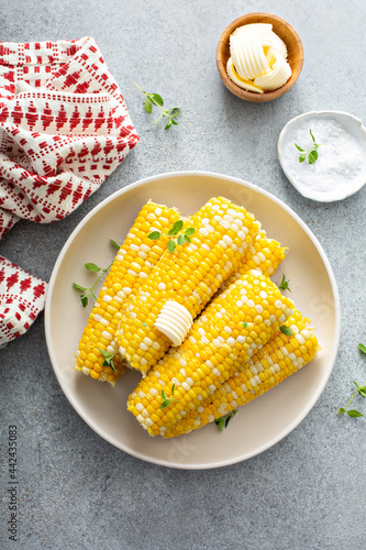 Fotografía Cooked corn on the cob with salt and butter