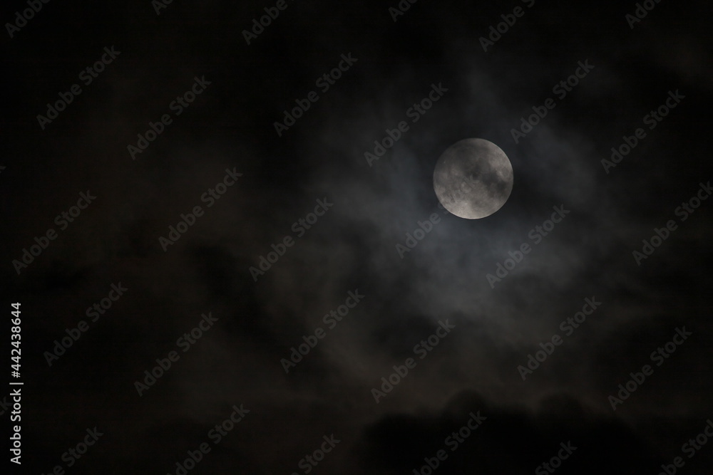 曇った夜空の月イメージ4 曇った夜空の月イメージ4