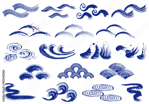 和風の波　流水　手書きの毛筆イラストのセット
