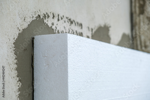 Foto Installation of styrofoam insulation sheets on house facade wall for thermal protection