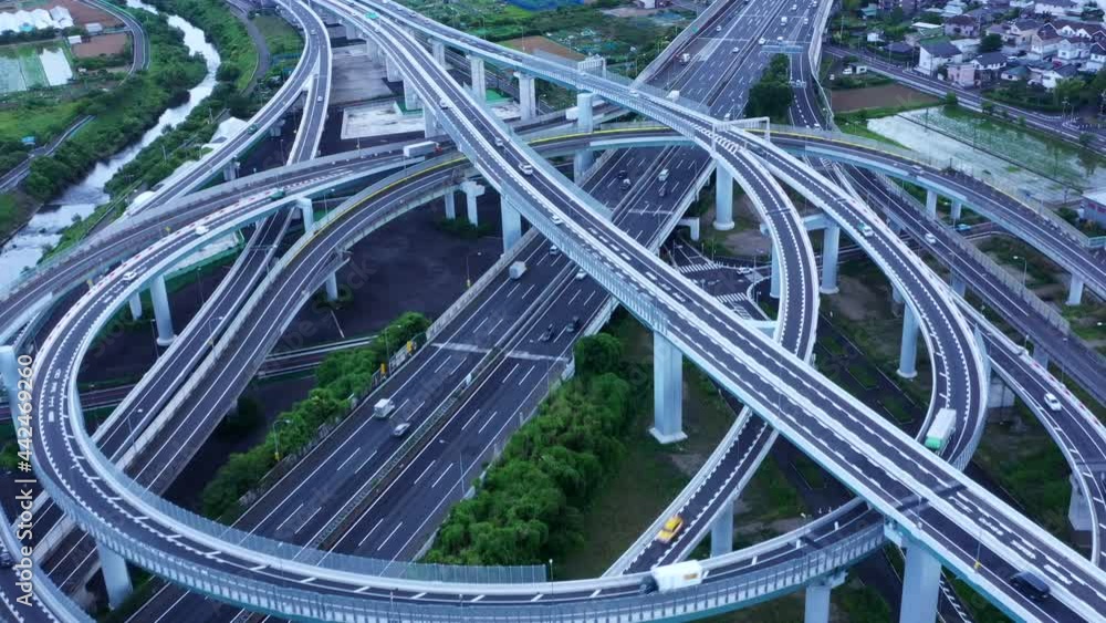 立体交差する高速道路のドローン撮影動画 立体交差する高速道路のドローン撮影動画