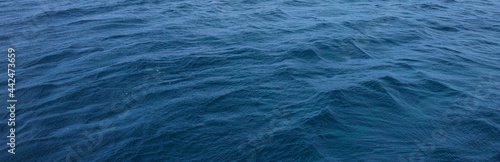 うねりのある海面の背景イメージ 