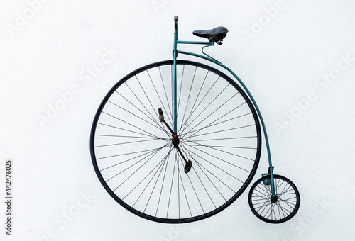 Velha bicicleta de rodas assimétricas photo