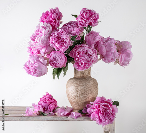 Obraz na płótnie Beautiful bouquet of pink peonies in vase w salonie