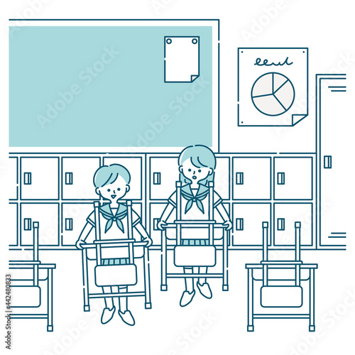 教室で机を運ぶ女子生徒たち