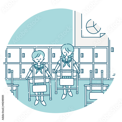 教室で机を運ぶ女子生徒たち