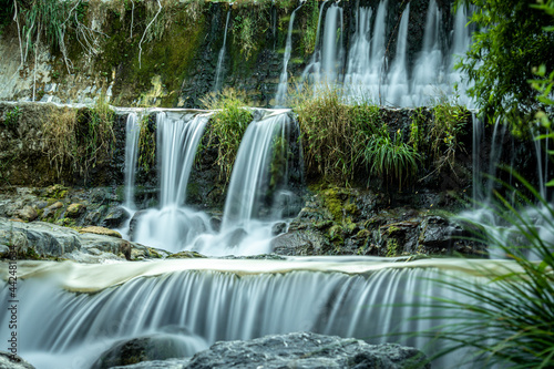 el rio fluye en la cascada con larga exposición © Andres