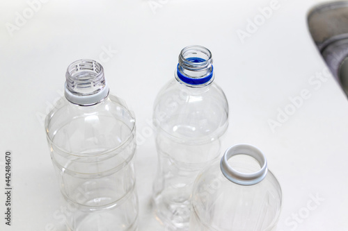 透明な空のペットボトル