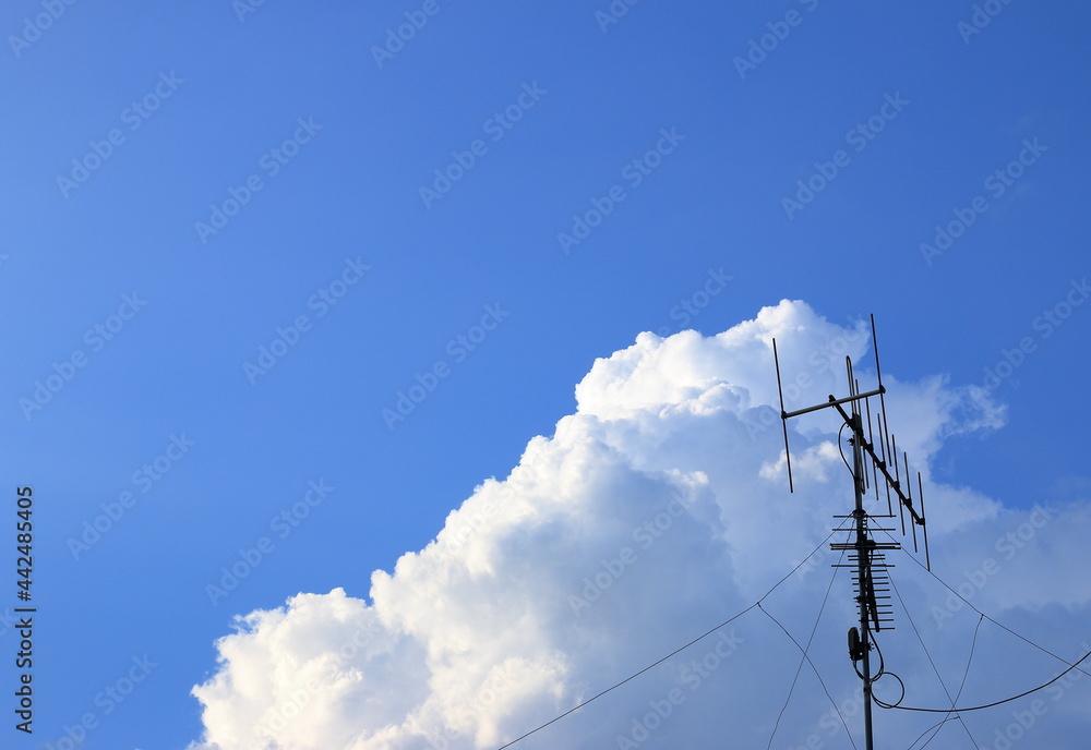 青い空と雲とアンテナ