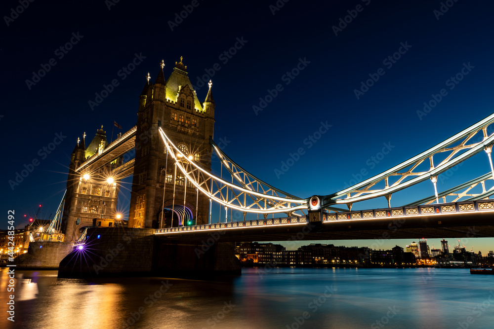 Obraz premium tower bridge with lights on at night