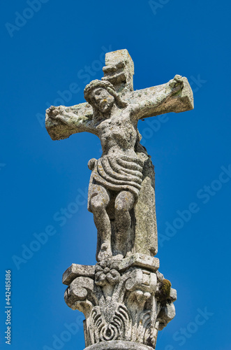 Primer plano cruz de piedra o cruceiro tradicional del camino de Santiago en la villa gallega de Combarro, España