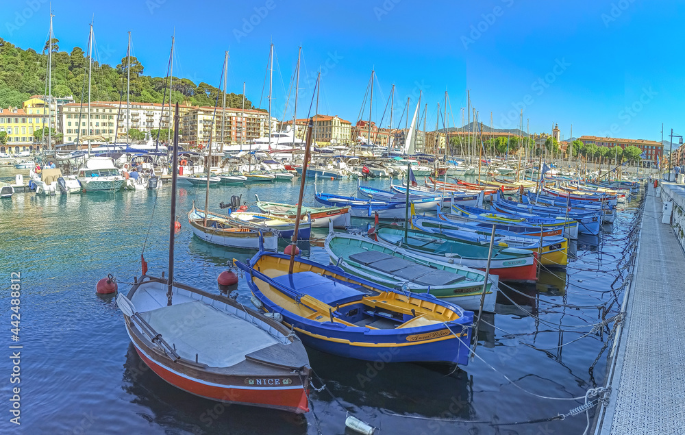 Les belles couleurs du port Lympia à Nice sous les premières lueurs du soleil