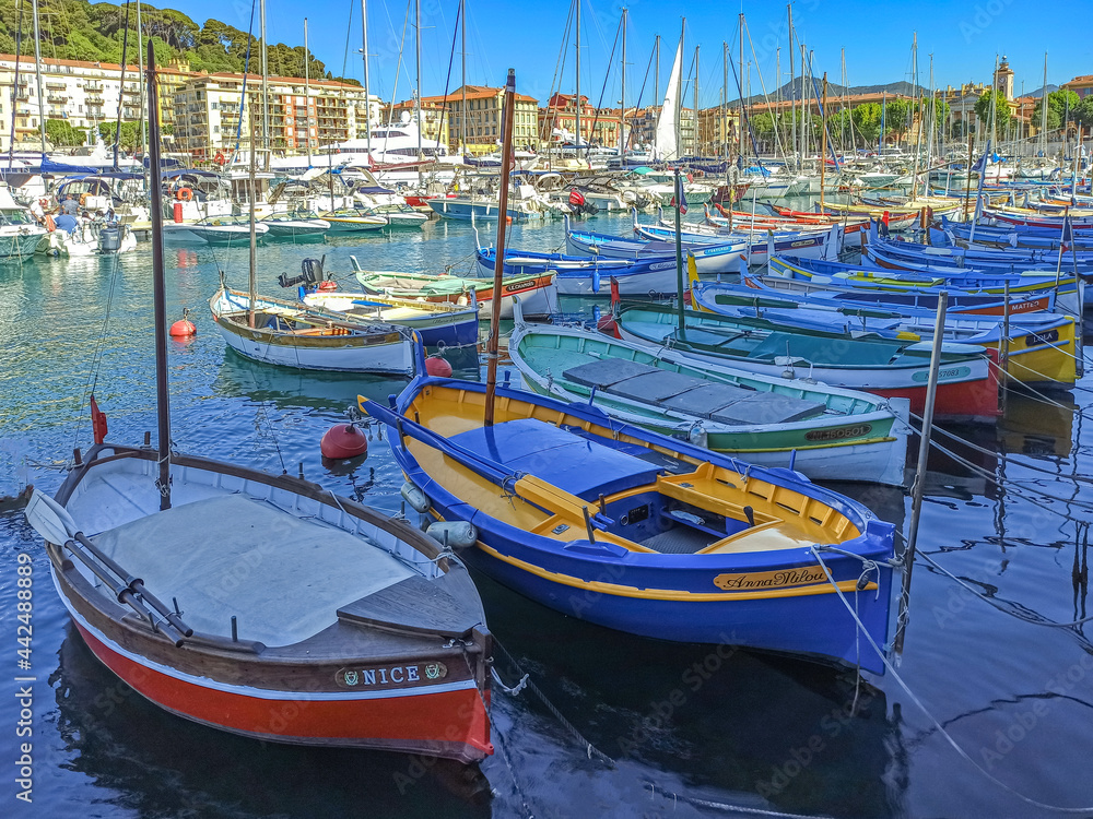 Les belles couleurs du port Lympia à Nice sous les premières lueurs du soleil