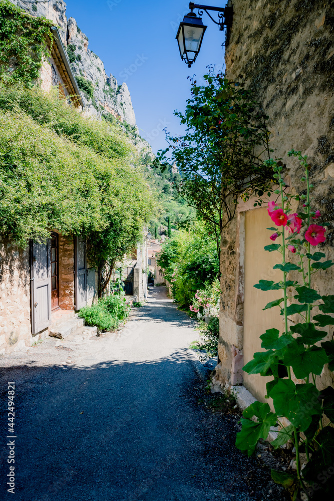 Fototapeta premium Dans les rues de Moustiers-Sainte-Marie