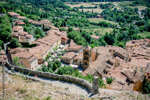 Vue sur le village de Moustiers-Sainte-Marie depuis les hauteurs