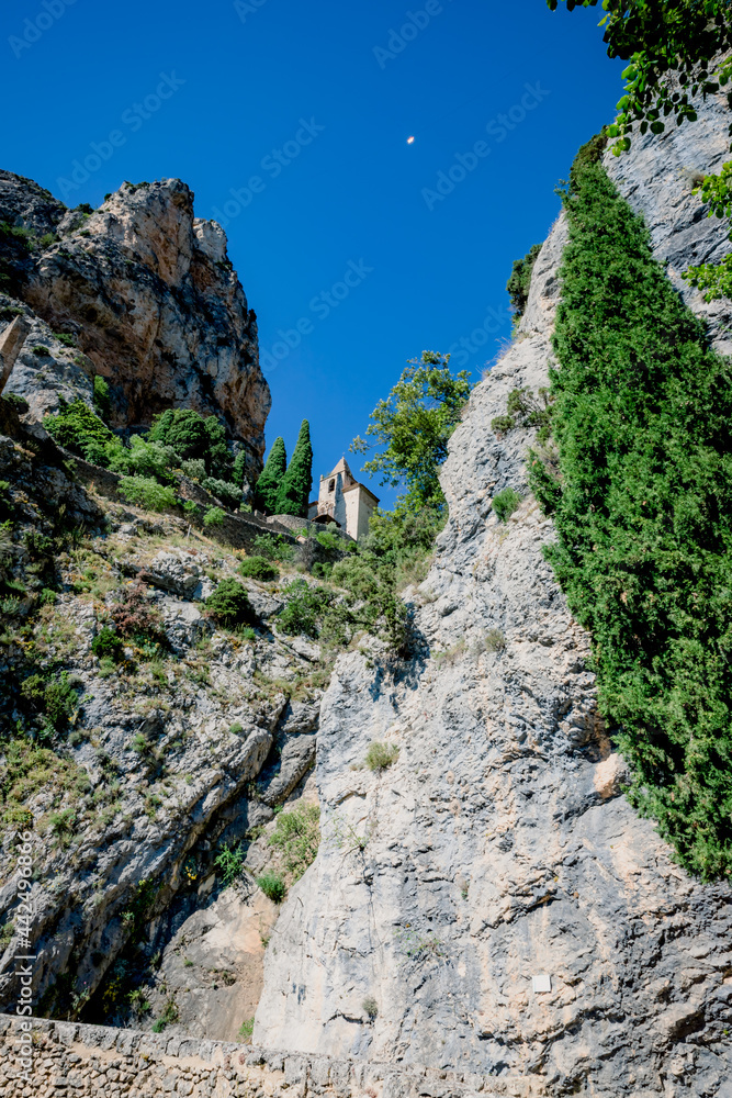 Sur le chemin de la Chapelle Notre-Dame de Beauvoir à Moustiers-Sainte-Marie Sur le chemin de la Chapelle Notre-Dame de Beauvoir à Moustiers-Sainte-Marie
