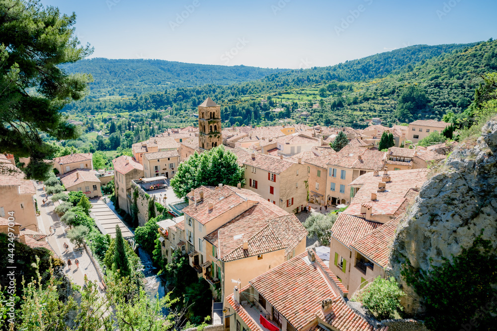 Vue sur le village de Moustiers-Sainte-Marie depuis les hauteurs