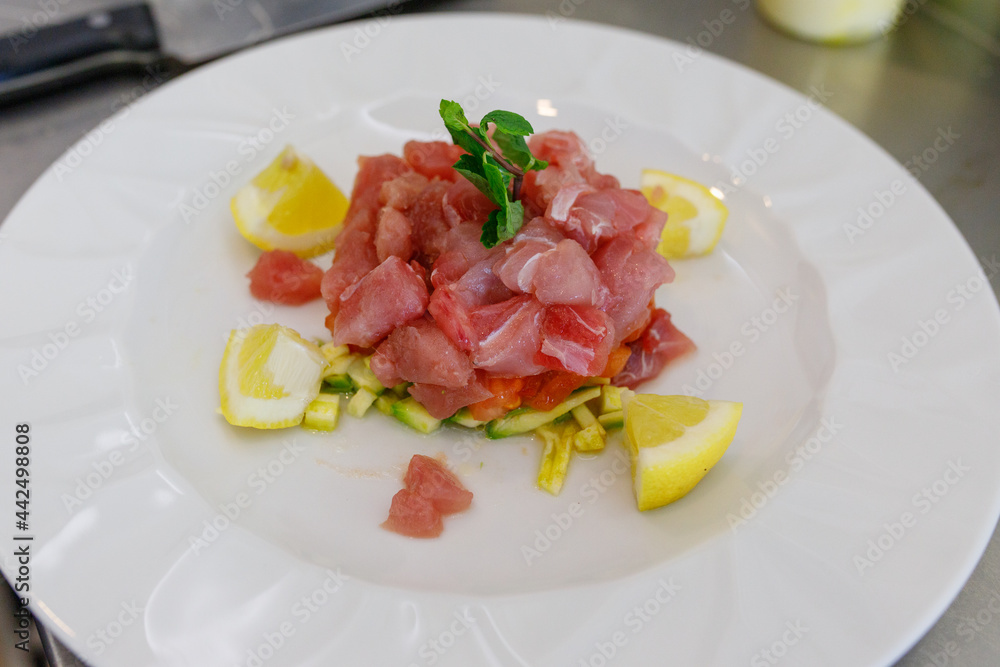 Tartare di ricciola con verdure e limone appena composta Tartare di ricciola con verdure e limone appena composta