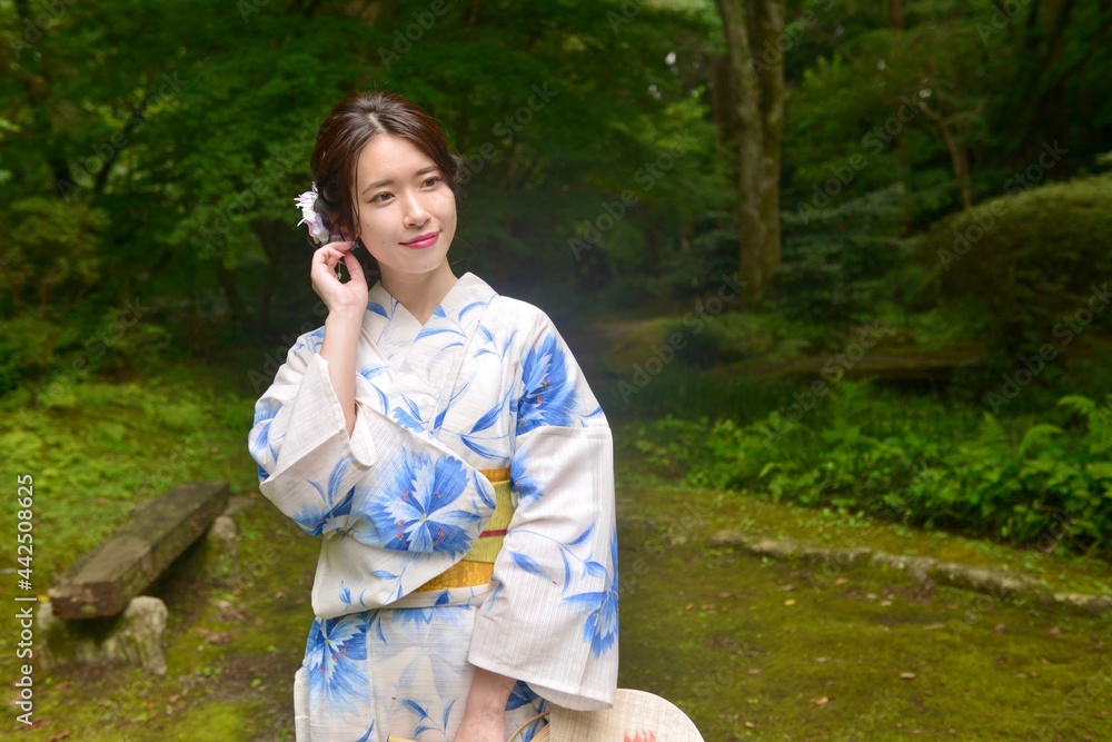 新緑に囲まれてポーズをとる若く美しい浴衣姿の女性 Stock Foto Adobe Stock