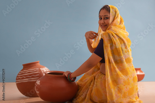 Canvastavla A woman sitting with matkis.