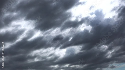 空一面を覆いながら移動していく雲