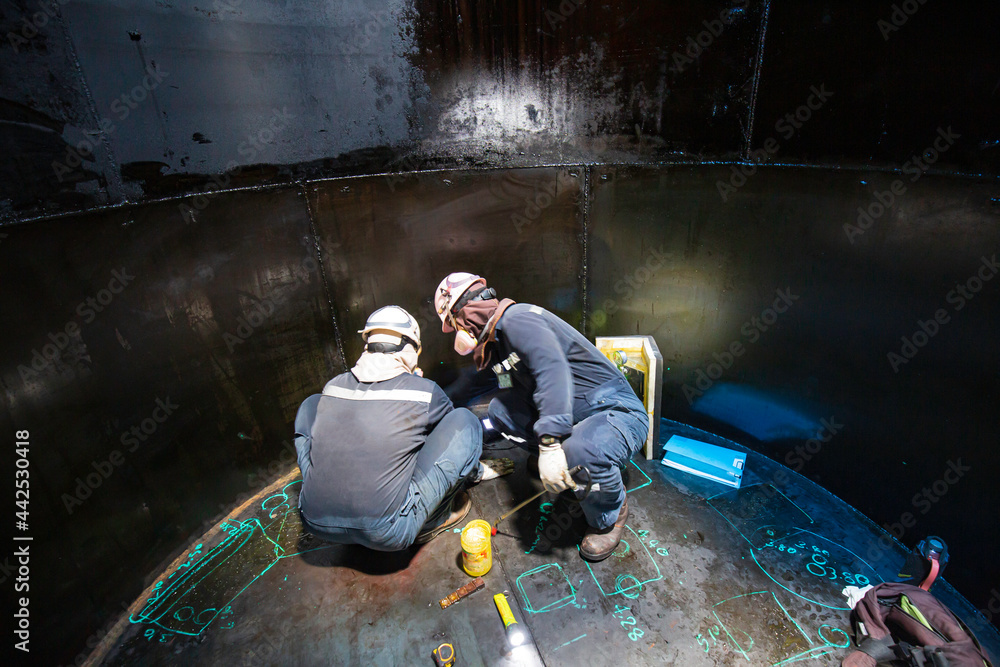 Male two worker inspection scan tank of rust thickness bottom plate Male two worker inspection scan tank of rust thickness bottom plate