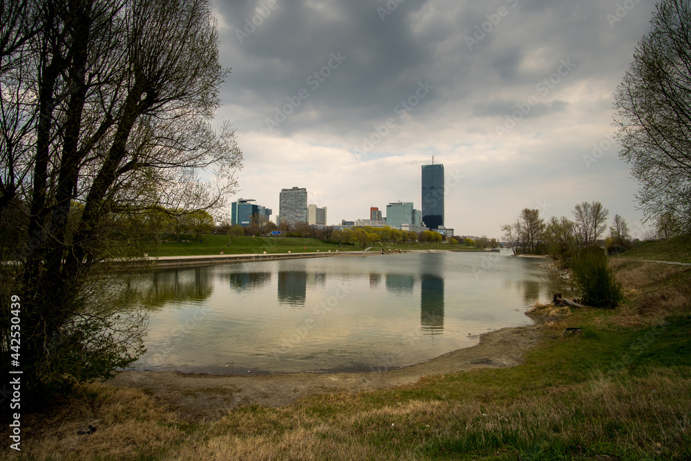 Blick auf die Skyline Wien Donauplatte von der Donauinsel aus hochformat Blick auf die Skyline Wien Donauplatte von der Donauinsel aus hochformat