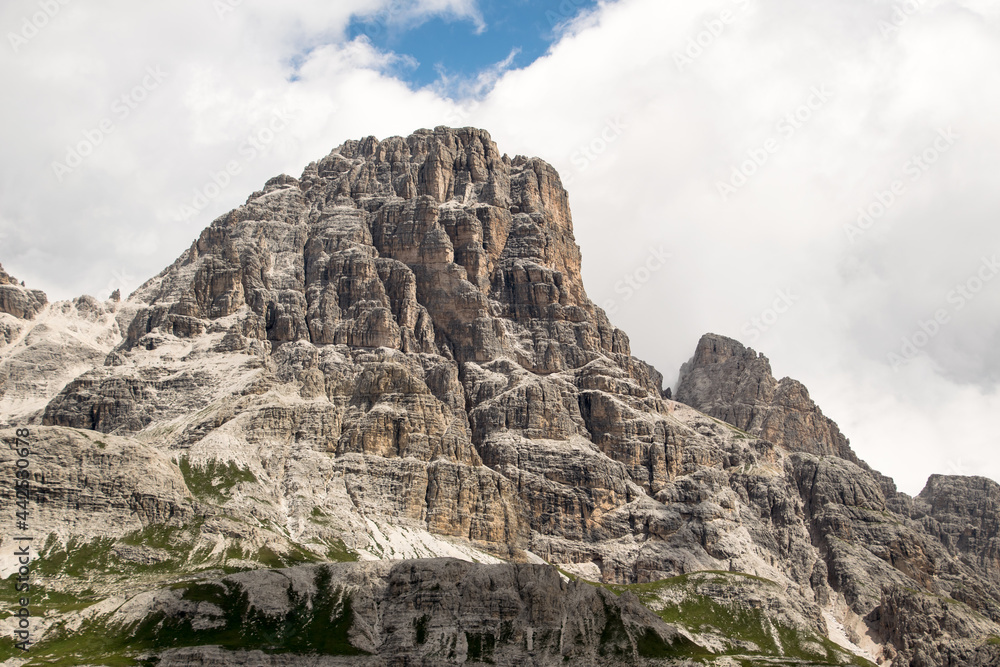 Fototapeta premium große Felsen in den Wolken