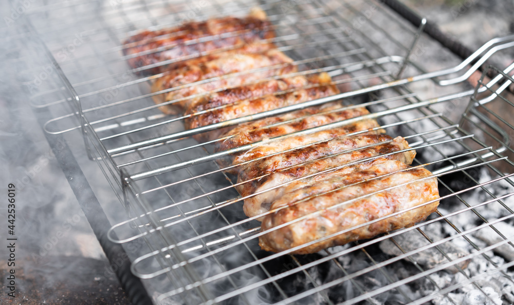 Grilled meat is grilled on charcoal