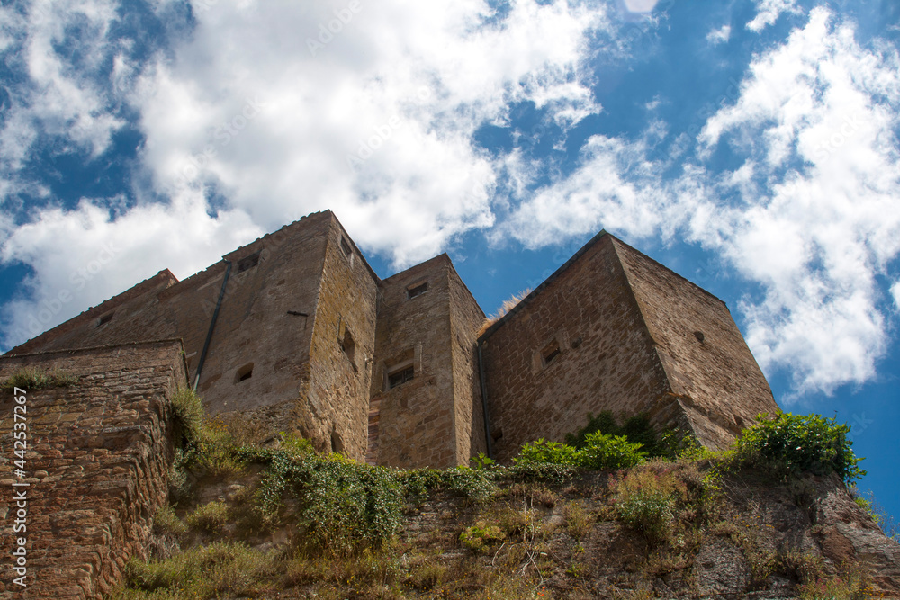 Italia, Toscana, Grosseto, il paese di Sorano. La fortezza Orsini. Italia, Toscana, Grosseto, il paese di Sorano. La fortezza Orsini.