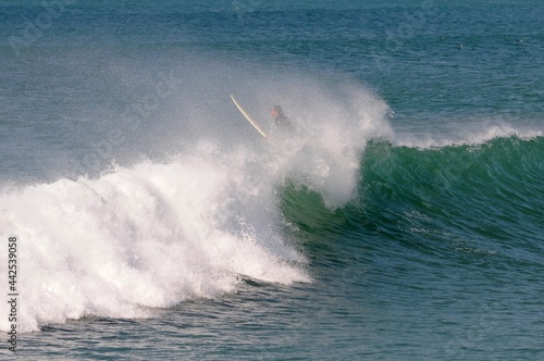 Les vagues et les surfeurs à La Torche en Finistère Cornouaille Bretagne France  © ALAIN VERMEULEN