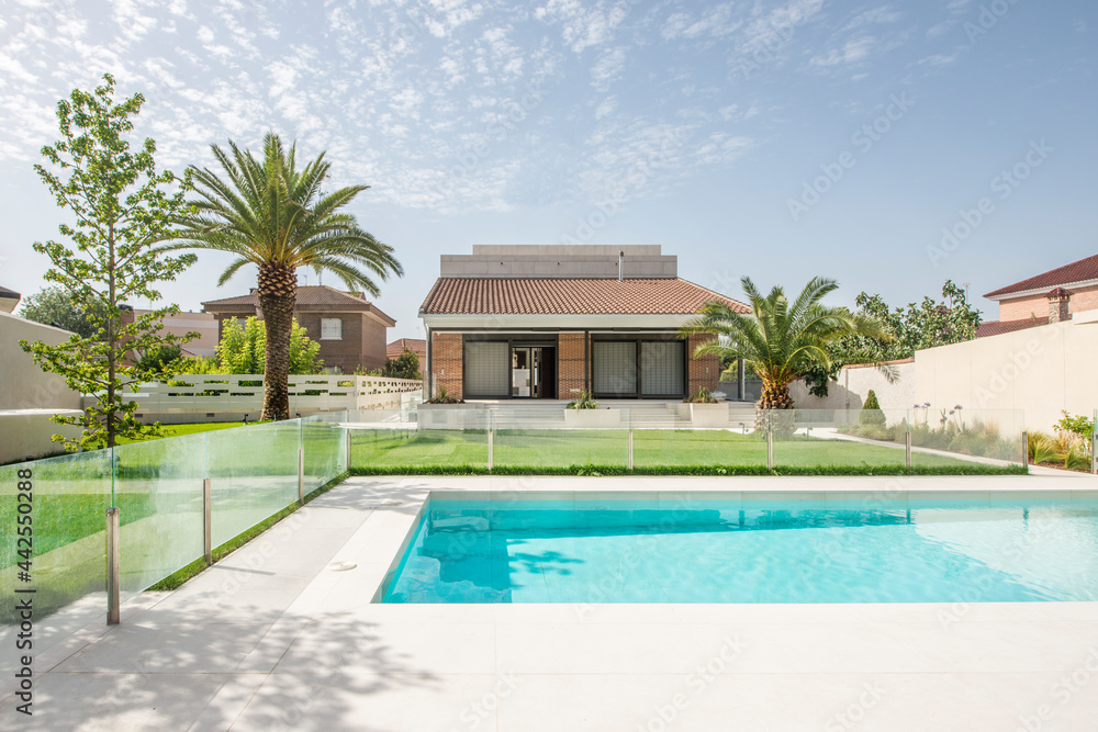 Detached house with pool, garden and palm trees on the outskirts of a city