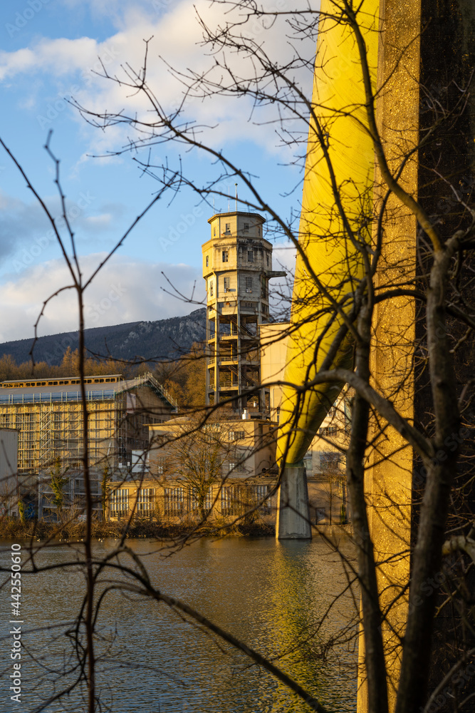 Fototapeta premium Alte Industriegebäude durch die Bäume betrachtet