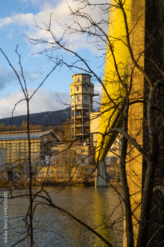 Alte Industriegebäude durch die Bäume betrachtet