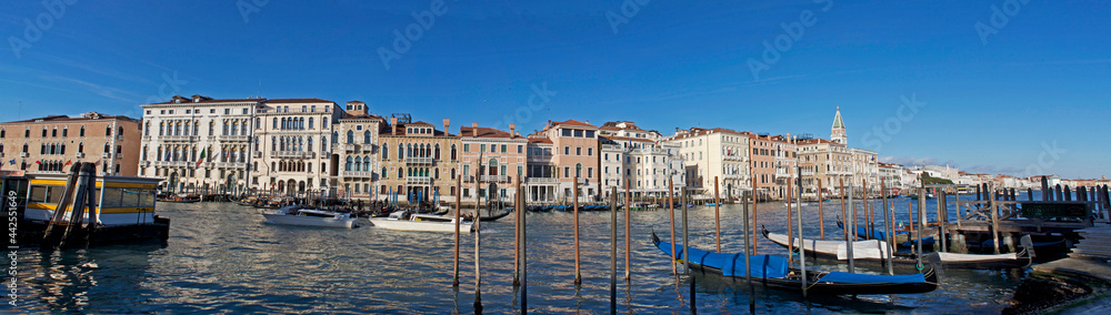 Gondole e canali a Venezia