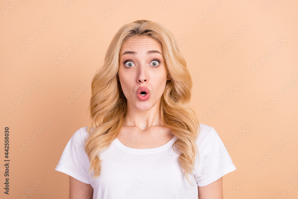 Photo portrait blonde woman staring amazed opened mouth bad news isolated pastel beige color background Photo portrait blonde woman staring amazed opened mouth bad news isolated pastel beige color background
