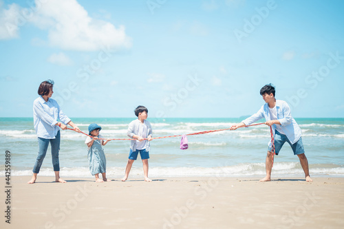 Asian families play sports on vacation Parents and children are together on vacation.