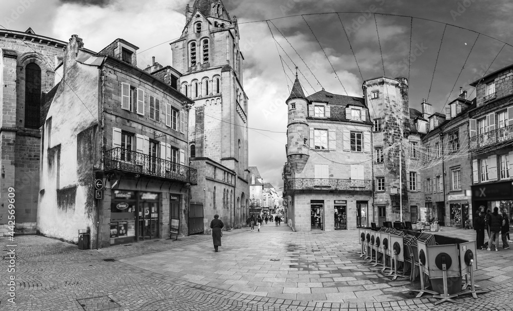 Brive la Gaillarde (Corrèze, France) - Vue panoramique de la place Latreille et de la collégiale Saint Martin