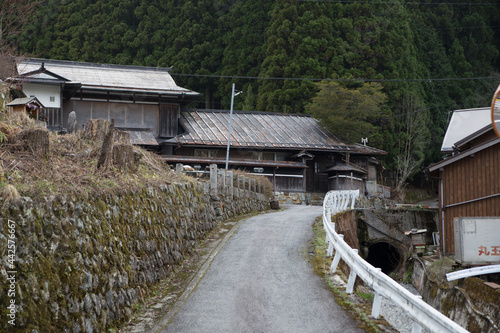 道のある田舎のひなびた風景