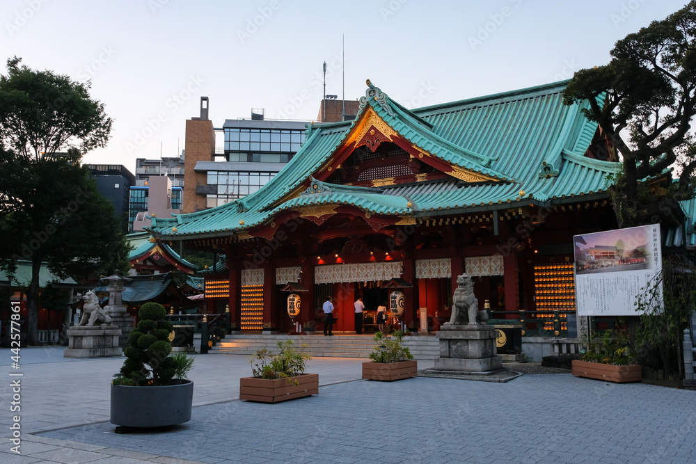 Fototapeta premium 東京都 夕暮れの神田明神 拝殿