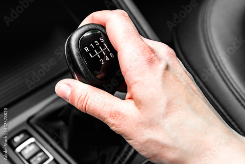 Canvas-taulu Driver shifting the gear on car manual gearbox.