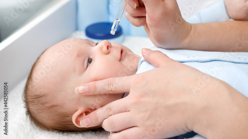 Quadro su tela Curing baby with runny nose using medication in droplets from runny nose